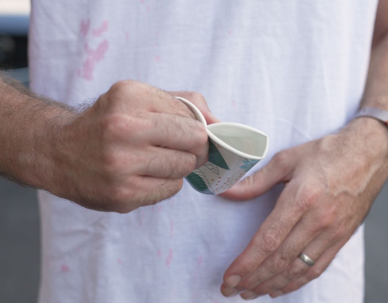 The &ldquo;pinch&rdquo; method for grabbing a cup of water. Source: Runner&rsquo;s World
